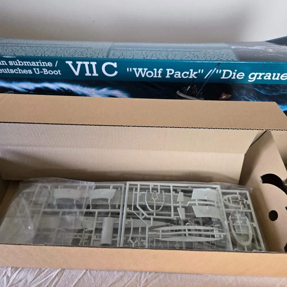 Revell Vintage 1/72 German Submarine Type VII C Wolf‎ Pack Model Kit 05015